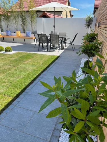 Vals-Silver-Porcelain-Project-By-Agora-Outdoor-Solutions